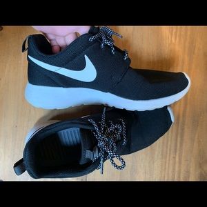 NIKE BLACK TANJUN SHOES SIZE 9
